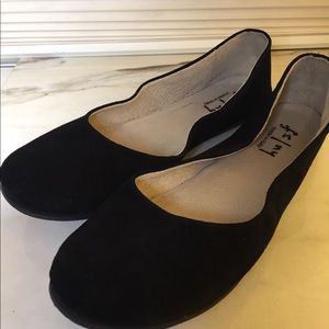fs/ny French Sole Sloop black suede ballet flat